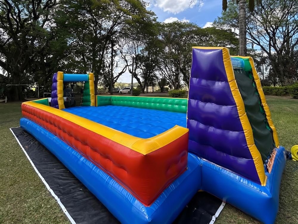 Arena inflável da Happy Toy montada na grama de uma chácara na região de Sorocaba