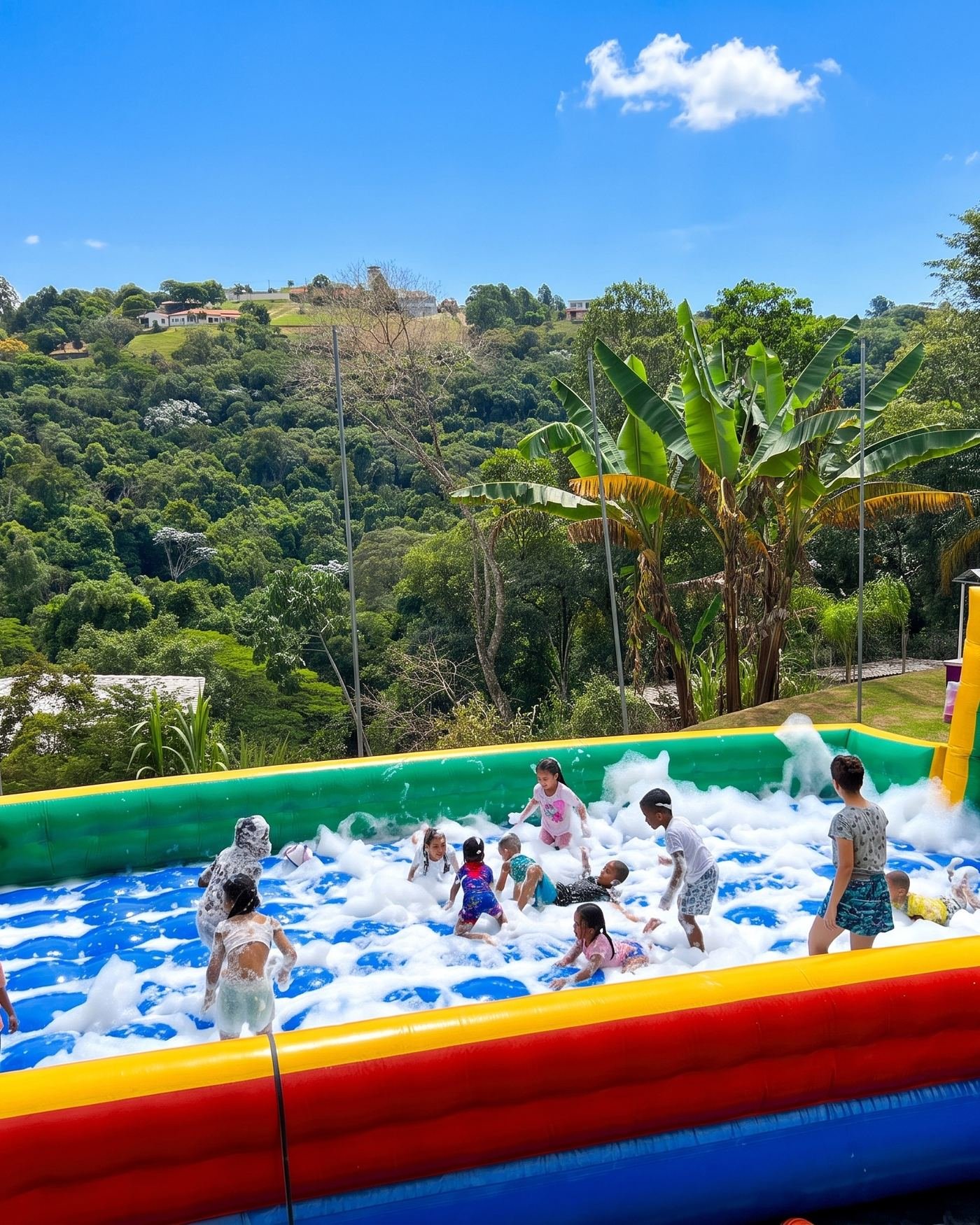 Crianças brincando na piscina de espuma inflável da Happy Toy em uma festa em chácara na região de Sorocaba