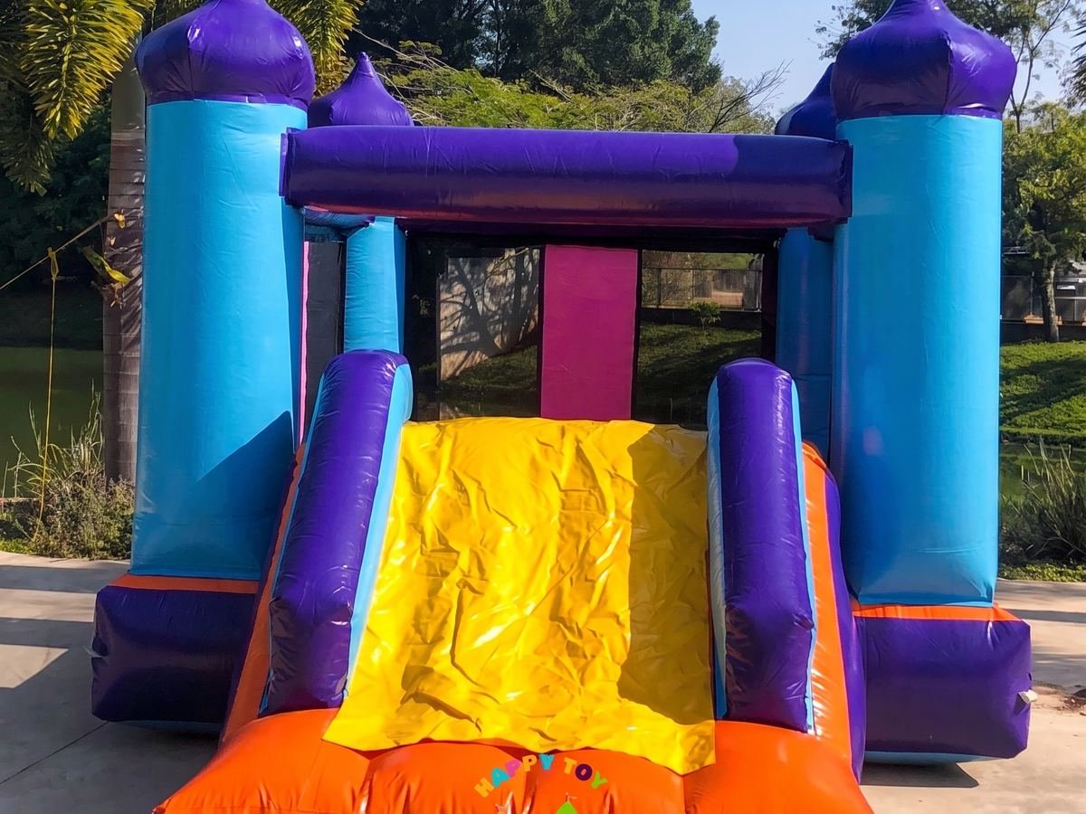 Castelo inflável com escorregador da Happy Toy montado em um evento em Sorocaba